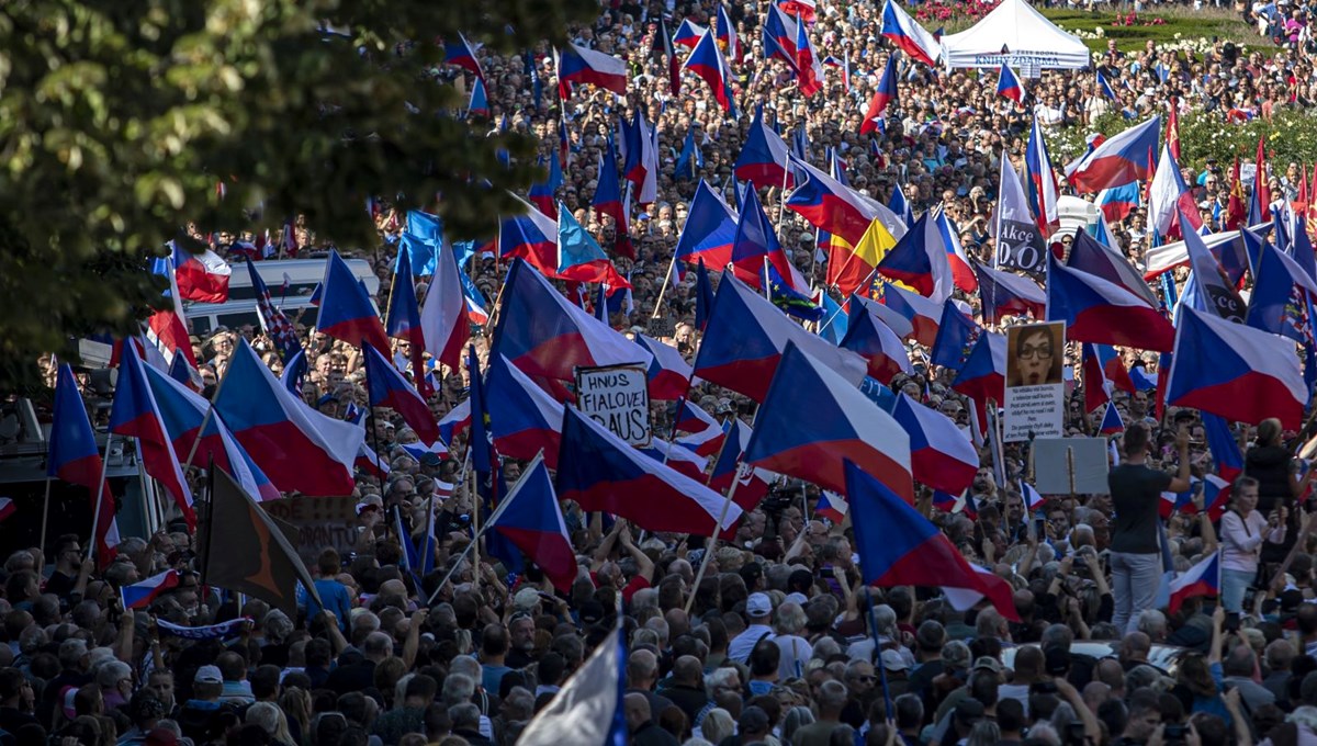 Çekya'da on binlerce kişi hükümeti protesto etti